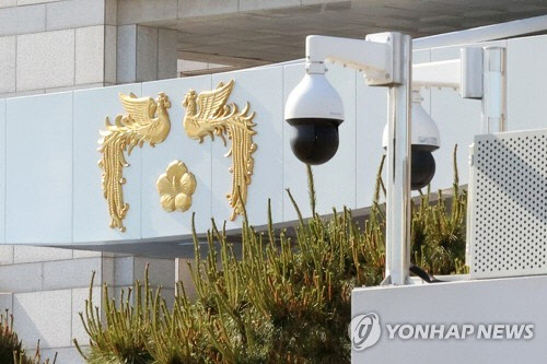 지난 5월9일 당시 윤석열 당선인의 대통령 취임식을 하루 앞두고 새 대통령 집무실로 사용될 서울 용산구 옛 국방부 청사에 대통령을 상징하는 봉황 마크가 부착돼 있다.  [인수위사진기자단]